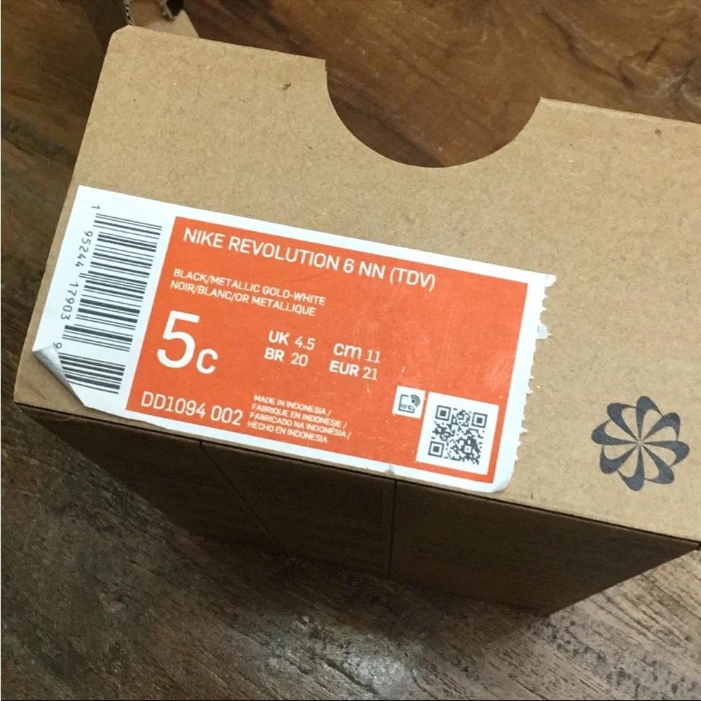 NIB Nike Revolution 6